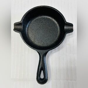Lodge cast iron skillet,use as ashtray/spoon rest. Vintage, excellent condition